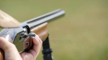 Sporcu trenler skeet silah, bir yerde bir tüfek açık havada amaçlayan süre