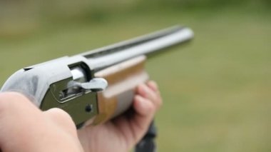 Skeet atış amaçlayan av tüfeği ve bir yere sonbahar yavaş çekim