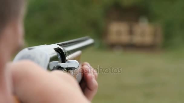 Några man siktar och skjuter från ett skeet skytte gevär i slow motion — Stockvideo