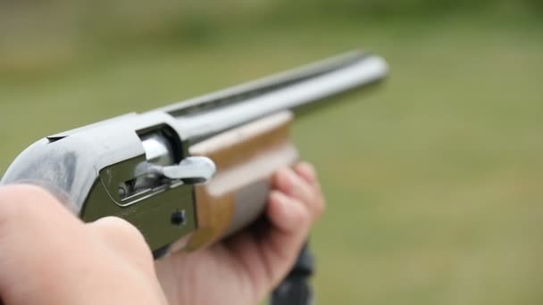 Skeet schieten shotgun richten en schieten ergens in het najaar in slow motion — Stockvideo