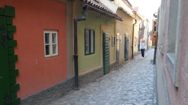 Prague, Çek Cumhuriyeti - 27 Mart, 2017:Funny dar sokak sonbahar turistik bir çek kasabasında eski düşük binalar ile