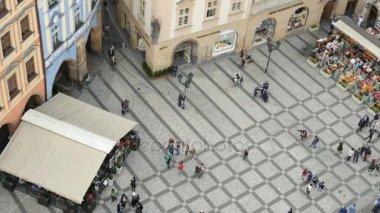 Eski Şehir Meydanı, insanlarla dolu Praque bazı Pazar çadırlarda dönüyor