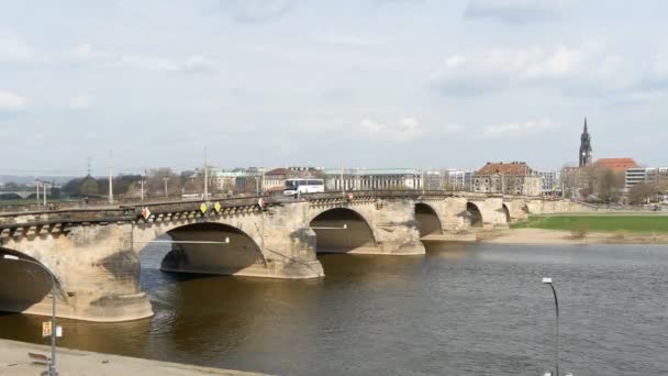 Vecchio ponte di pietra a Praga con un autobus in movimento in una giornata di sole — Video Stock