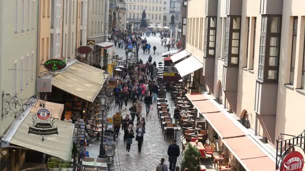 Prague, Çek Cumhuriyeti - 27 Mart, Gotik binalar ve turistler bir sürü ile Prag 2017:Old merkezi sokak — Stok video