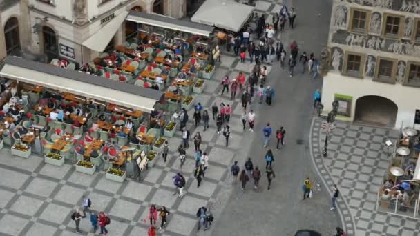 Old Town Square, full of people, moving around long market tents in Praque — Stock Video
