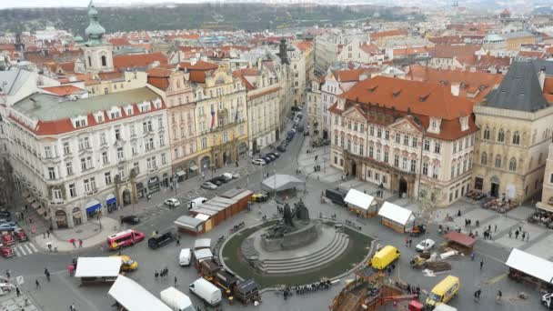 Beroemde Jan Hus memorial en het oude stadhuis uit omhoog omlaag pespective in Praag — Stockvideo