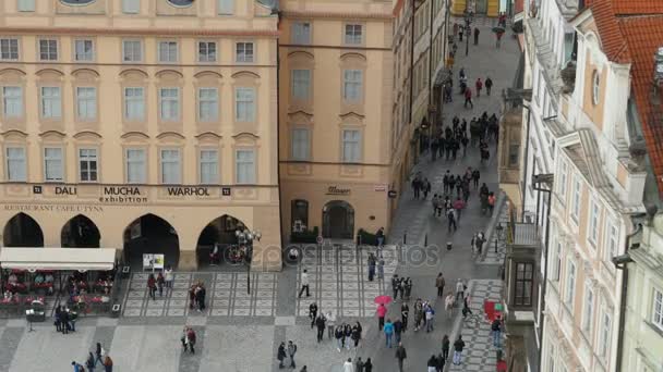 Prague, République tchèque - 27 mars 2017 : Place Staromestske, le centre historique de Prague, de haut en bas — Video