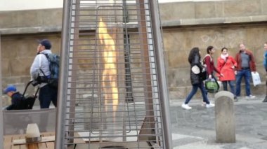 Prague, Çek Cumhuriyeti - 27 Mart 2017:Lamp ile Prag'da sonbahar güneşli bir günde dışarıda bir kafeteryada yangın