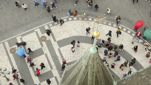 Rynek Starego miasta, strzał z wieżą chrześcijańskiej, w Pradze, w słoneczny dzień — Wideo stockowe