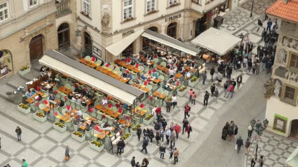 Het oude stadsplein, vol met mensen, rondlopen sommige tenten van de markt in Praque — Stockvideo