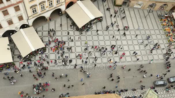 La Piazza della Città Vecchia, con la gente, che si muove intorno ad alcune tende del mercato a Praque — Video Stock