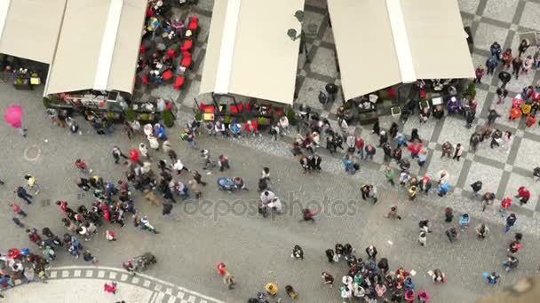 La Plaza de la Ciudad Vieja, llena de gente, moviéndose alrededor de algunas tiendas de campaña en Praque — Vídeos de Stock