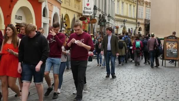 Prague, Çek Cumhuriyeti - 27 Mart, 2017:Tourists bir eski Arnavut kaldırımlı çekimde Prag'da sokak boyunca yürüyüş — Stok video