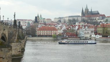 Prague, Çek Cumhuriyeti - 27 Mart 2017: büyük nehir gemisi hamle Ortaçağ Charles Köprüsü Prag'da doğru