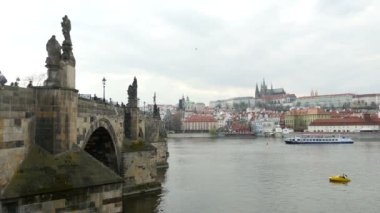 Prague, Çek Cumhuriyeti - 27 Mart, 2017:River gemi yavaş yavaş ile turistler Prag'daki Charles Köprüsü altında gidiyor