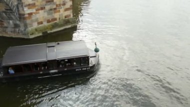 Prague, Çek Cumhuriyeti - 27 Mart, 2017:Water tramvay turist Prag'daki Charles Köprüsü altında ile yavaş yavaş hareket ediyor