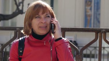 Sarışın genç kadın mobil bazı Prag'da bina çok uzak değil varlık üzerinde aramalar