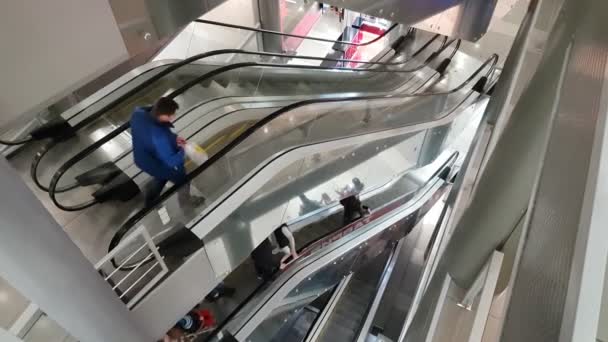 Praga, República Checa - 23 de marzo de 2017: Moderna escalera mecánica de vidrio multinivel en algún centro comercial con clientes en Europa — Vídeos de Stock