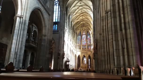 Viena, Austria - 30 de marzo de 2017: Grandes columnas y techo alto con frescos religiosos en alguna catedral de Viena — Vídeo de stock