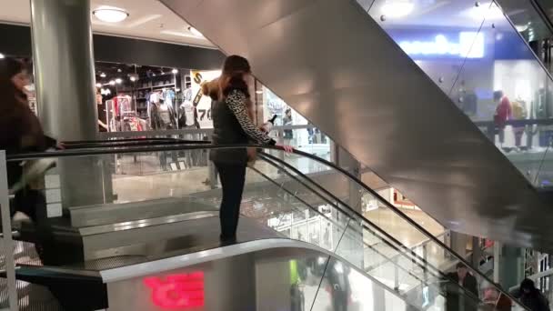 Praha, Česká republika - 23. března, 2017:Modern eskalátor v některých evropských supermarket s někteří zákazníci se na to — Stock video