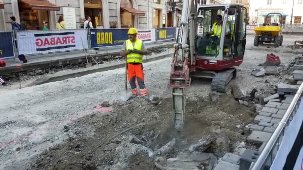 Vienna, Austria - 30 marzo 2017: Un moderno martello pneumatico attaccato ad un trattore sta perforando l'asfalto in via Vienna — Video Stock