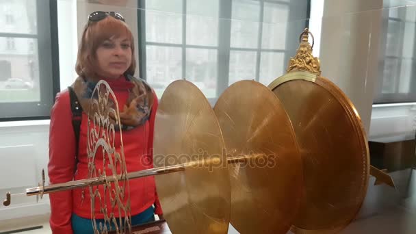 Dresden, Tyskland - 29 mars, 2017:Young kvinna tittar på en gammal musikinstrument av guld i Dresden Galleri — Stockvideo