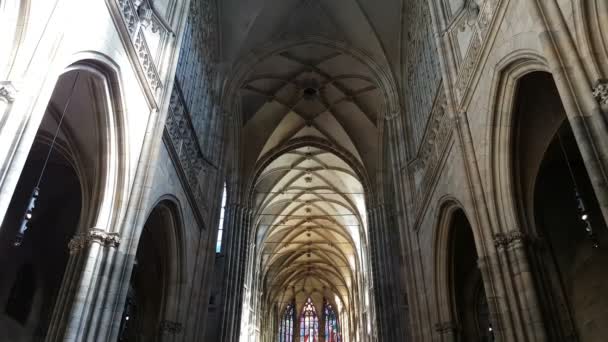 Vienna, Austria - 30 marzo 2017: Cattedrale cattolica cristiana di Vienna con alti archi e soffitto in tutta la sua bellezza — Video Stock