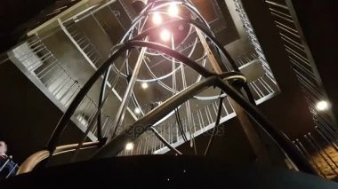 Prag'da dünya yüzeyine iniş bazı Ufo gibi futuristik Asansör