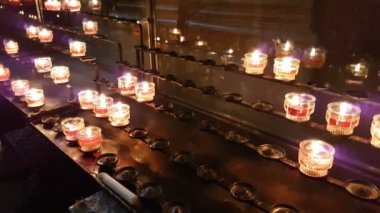 Adak mumları bir Christian katedral Avrupa'nın bazı raflar üzerinde duran