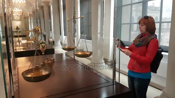 Dresde, Alemania - 29 de marzo de 2017: Mujer joven tomando fotos de algunas escalas de oro históricas en Dresde Galería — Vídeo de stock