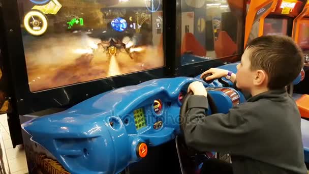 Praga, República Checa - 24 de marzo de 2017: Niño jugando algún juego de ordenador, mientras conduce un coche futurista, en algún centro — Vídeos de Stock