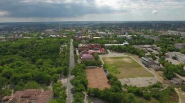 Yaz aylarında güneşli bir gün şehirde Kherson geniş bir stadyumda hava atış
