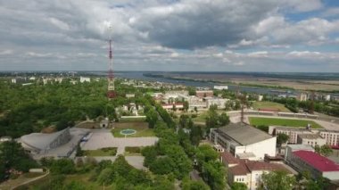 Anteni ile modern, cityscape Kherson şehrin shot ve bahar greenary