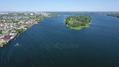 Dnipro Nehri'nin ve orta esrarengiz bir yeşil adacık havadan çekim