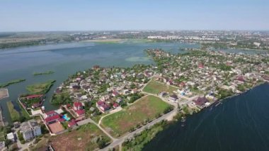 Aeriaal atış bahar bazı özel evlerde ile Dnipro Nehri'nin bankaların