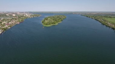 Yaz aylarında güneşli bir gün Dnipro nehirde yeşil bir adada hava atış