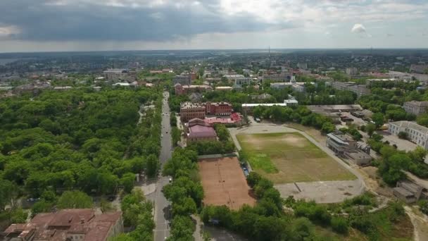 Luchtfoto van een ruime stadion in de stad van Kherson in een zonnige dag in de zomer — Stockvideo