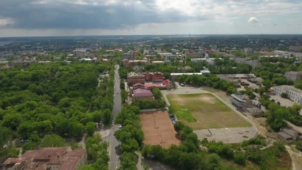 Tiro aéreo de um estádio espaçoso na cidade de Kherson em um dia ensolarado no verão — Vídeo de Stock