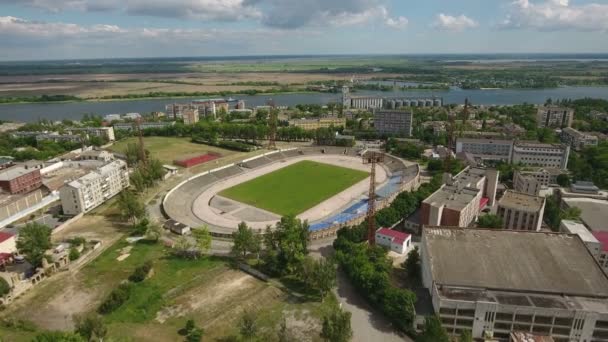 Аэросъемка современного стадиона в Херсоне в солнечный день летом — стоковое видео
