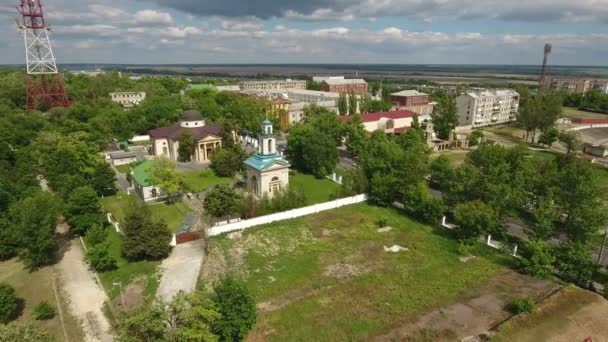 Foto aérea de la ciudad de Kherson y el río Dnipro en un día soleado en verano — Vídeo de stock