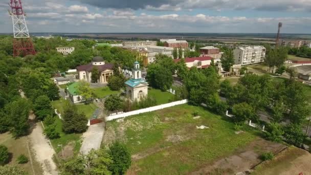 Аэросъемка города Херсон и реки Днепр летом в солнечный день — стоковое видео