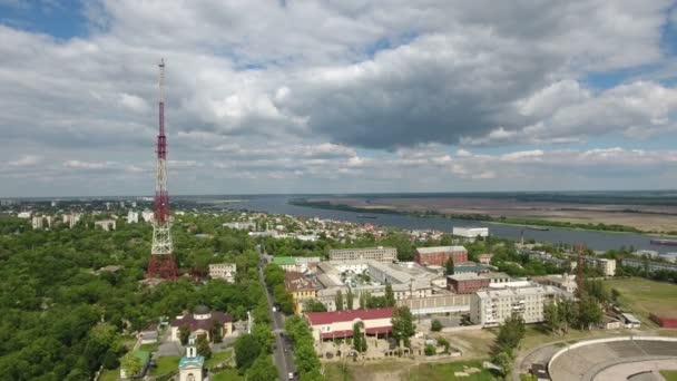 Foto aérea de la ciudad de Kherson con una torre de televisión, bloques apartmant y espléndido río — Vídeo de stock