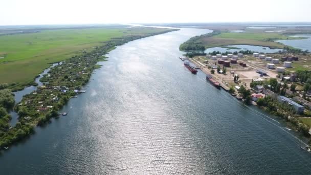 Luftaufnahme einer Industrieanlage am Fluss Dnipro an einem sonnigen Tag — Stockvideo