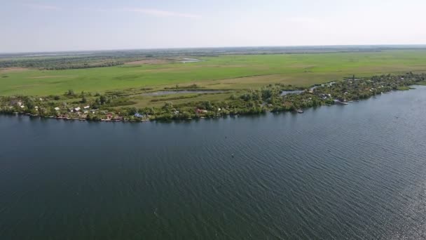 Tiro aéreo da margem do rio Dnipro com algumas casas de verão nele no verão — Vídeo de Stock