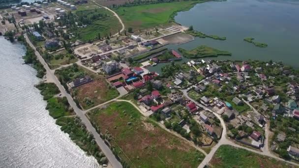 Bird`s eye shot of summer cottages on the Dnipro river bank in a sunny day — Stock Footage Bird`s eye shot of summer cottages on the Dnipro river bank in a sunny day Royalty Free Stock Video