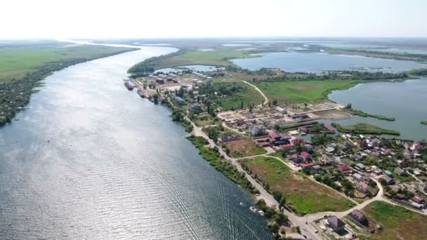 Foto aerea di cottage estivi sulla riva del fiume Dnipro in una giornata di sole in primavera — Video Stock