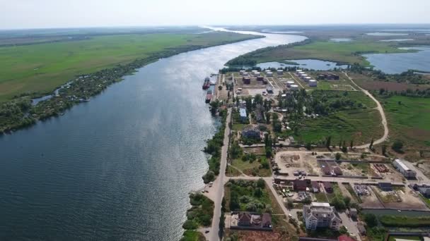 Foto aérea de una planta en la orilla del río Dnipro en un día soleado en verano — Vídeo de stock