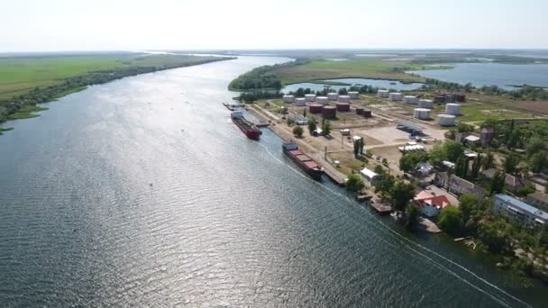 Industriebauten am Ufer des Dnipro aus der Vogelperspektive — Stockvideo