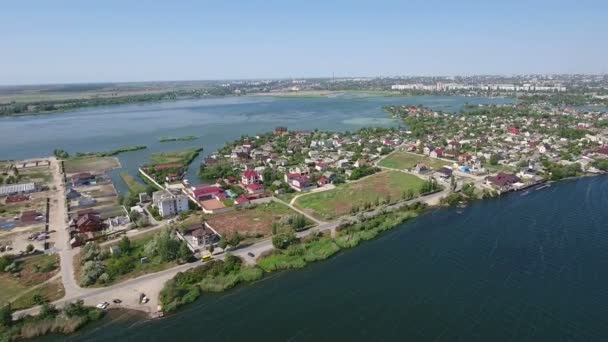 Cabañas de verano en las orillas del río Dnipro desde la perspectiva del ojo de pájaro — Vídeos de Stock