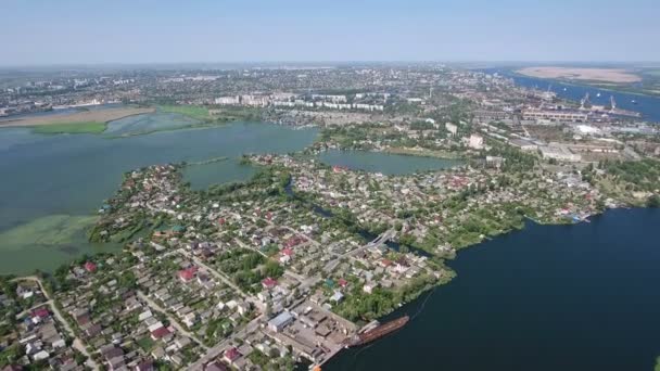 Aerial shot of the Dnipro river and Kherson city embankment in early spring — Stock Video